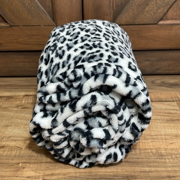 Tyler Candle Co Bougie Perfume Fragrance and Leopard Print Throw Blanket Set. - Picture 5 of 7